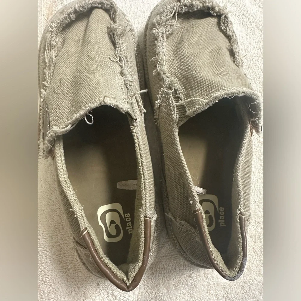 Children’s Place slip on canvas‎ shoes. Khaki size 4 Unisex